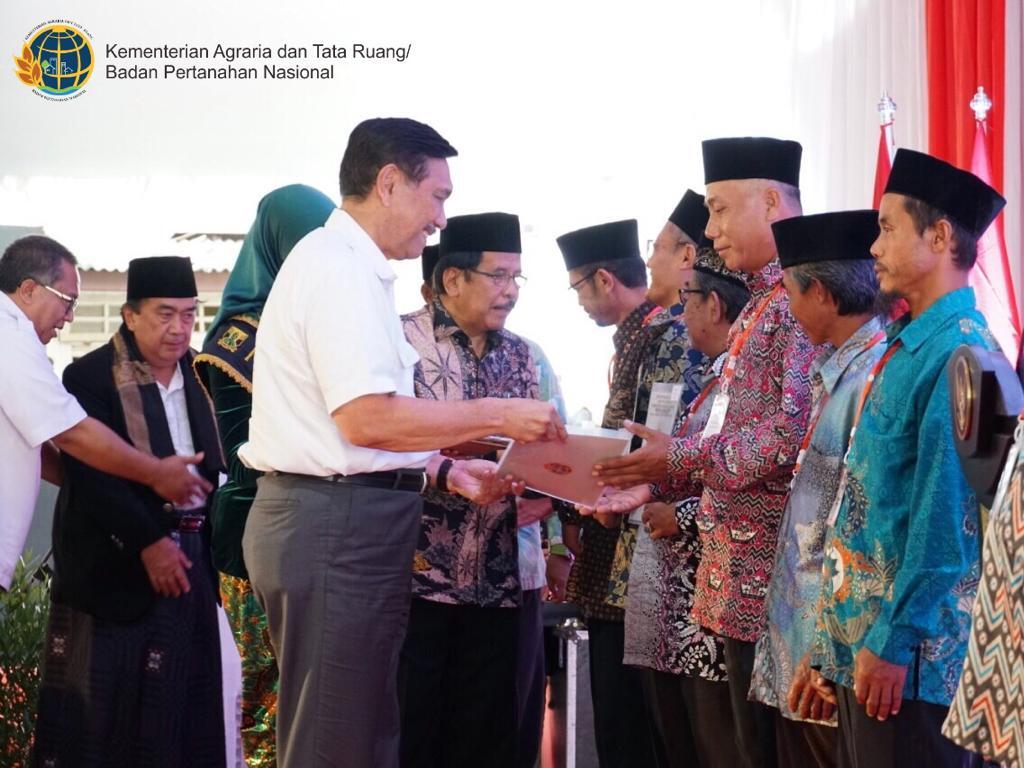Cegah Sengketa Tanah, Kementerian ATR/BPN Serahkan 1.507 Sertifikat Tanah Wakaf