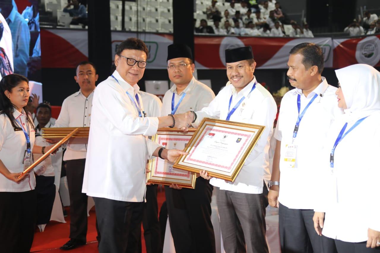 Mendagri Serahkan Piagam Penghargaan kepada Asosiasi Pemerintah Desa