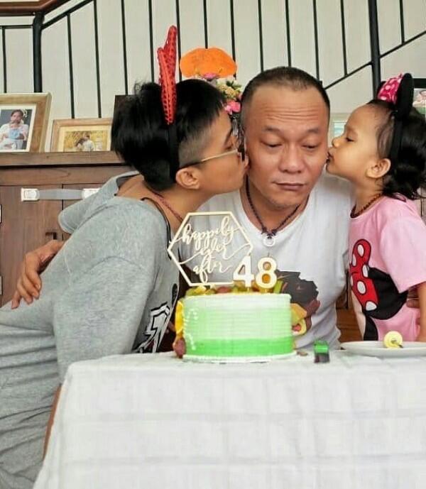 10 Potret Bahagia Iwa K yang Menikah Lagi & Punya Anak Perempuan Lucu