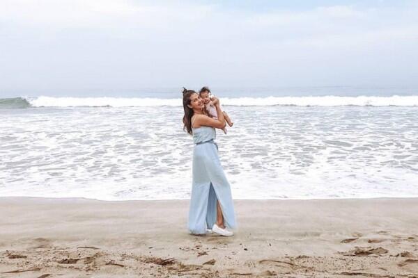 10 Potret Nadya Mulya Bareng Anak Bungsunya di Bali, Memesona!