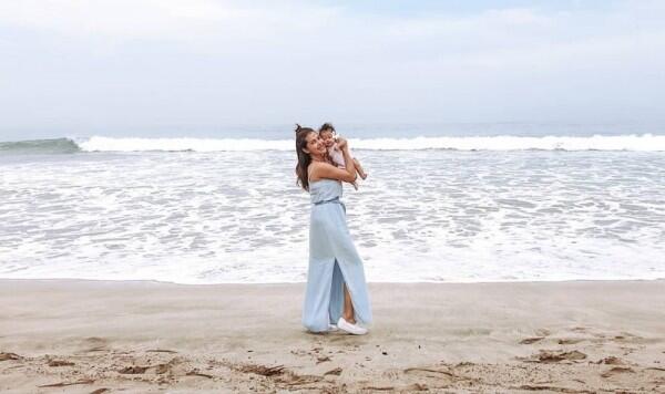 10 Potret Nadya Mulya Bareng Anak Bungsunya di Bali, Memesona!