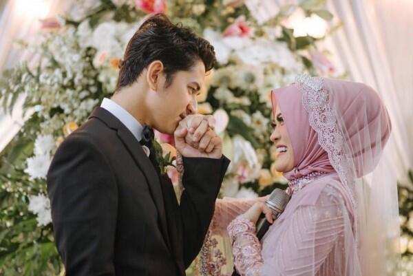 Bakal Jadi Orangtua, Ini 10 Potret Kemesraan Zikri Daulay dan Istri