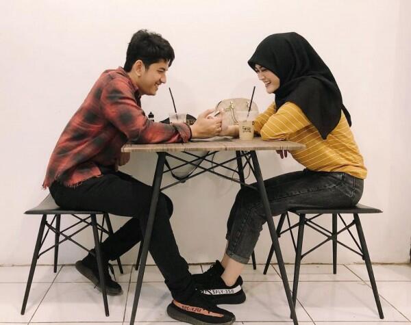 Bakal Jadi Orangtua, Ini 10 Potret Kemesraan Zikri Daulay dan Istri