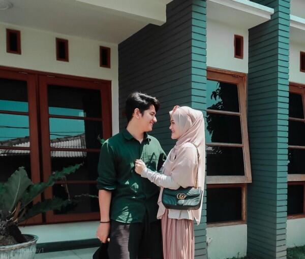 Bakal Jadi Orangtua, Ini 10 Potret Kemesraan Zikri Daulay dan Istri