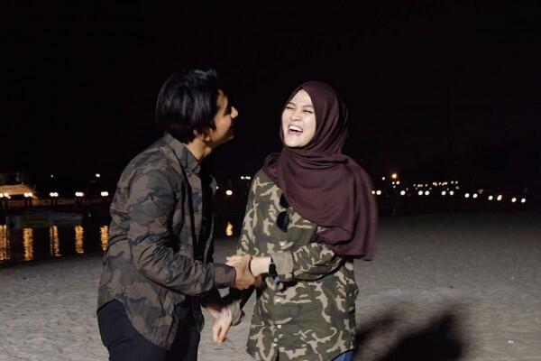 Bakal Jadi Orangtua, Ini 10 Potret Kemesraan Zikri Daulay dan Istri