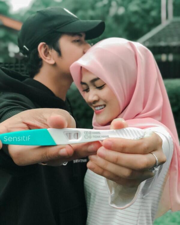 Bakal Jadi Orangtua, Ini 10 Potret Kemesraan Zikri Daulay dan Istri