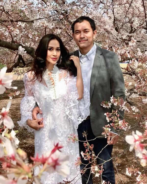 22 Tahun Menikah, 10 Potret Harmonis Diah Permatasari dan Sang Suami