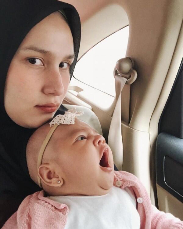 10 Potret Manis Dwi Handa Bareng Putri Mungilnya, Gemas banget!