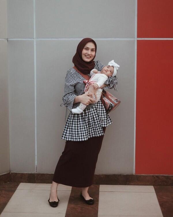 10 Potret Manis Dwi Handa Bareng Putri Mungilnya, Gemas banget!