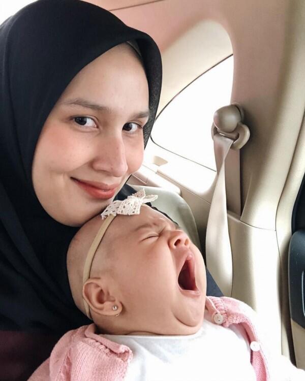 10 Potret Manis Dwi Handa Bareng Putri Mungilnya, Gemas banget!