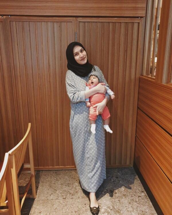 10 Potret Manis Dwi Handa Bareng Putri Mungilnya, Gemas banget!