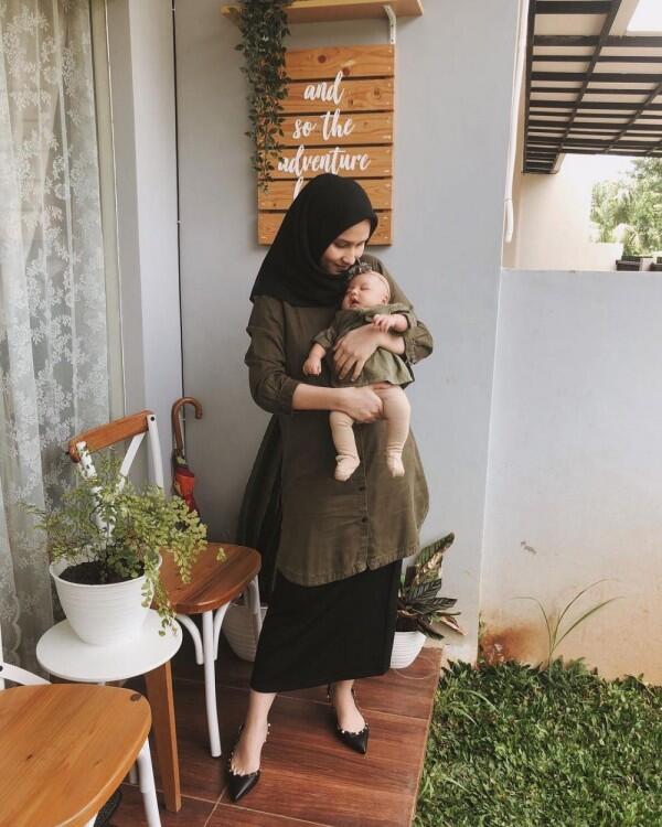 10 Potret Manis Dwi Handa Bareng Putri Mungilnya, Gemas banget!