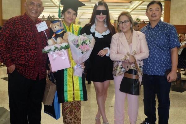 Wisuda, 10 Potret Manis Icha Calista Adik Bella Shofie yang Menawan