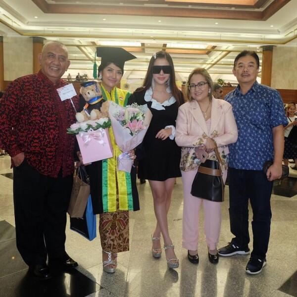 Wisuda, 10 Potret Manis Icha Calista Adik Bella Shofie yang Menawan