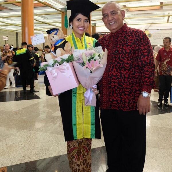 Wisuda, 10 Potret Manis Icha Calista Adik Bella Shofie yang Menawan