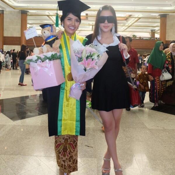 Wisuda, 10 Potret Manis Icha Calista Adik Bella Shofie yang Menawan