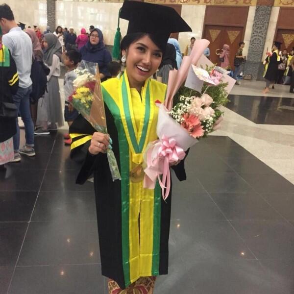 Wisuda, 10 Potret Manis Icha Calista Adik Bella Shofie yang Menawan