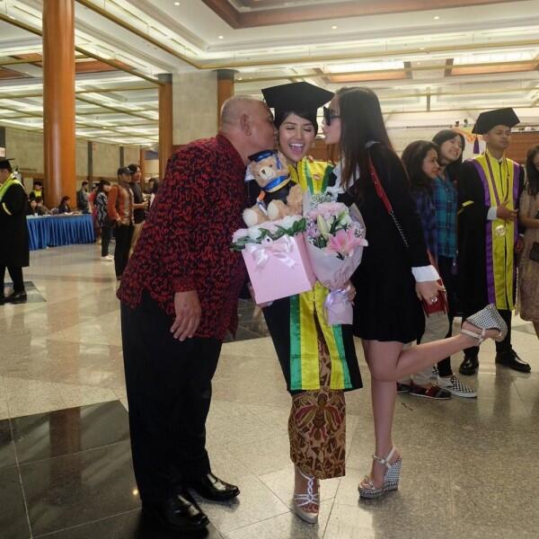 Wisuda, 10 Potret Manis Icha Calista Adik Bella Shofie yang Menawan
