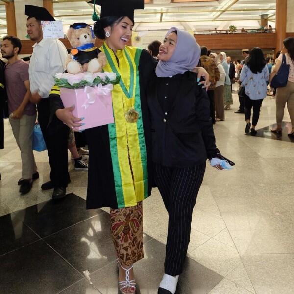 Wisuda, 10 Potret Manis Icha Calista Adik Bella Shofie yang Menawan