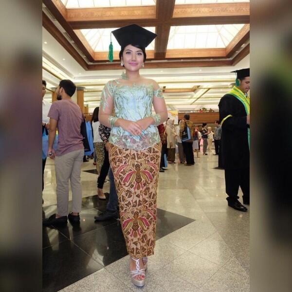 Wisuda, 10 Potret Manis Icha Calista Adik Bella Shofie yang Menawan
