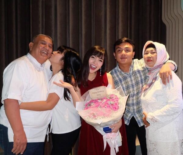 Wisuda, 10 Potret Manis Icha Calista Adik Bella Shofie yang Menawan
