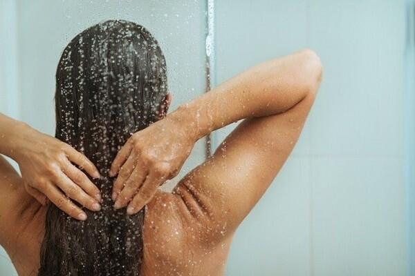 Rambut Tipis? 5 Bahan ini Harus Kamu Tambahkan Saat Keramas