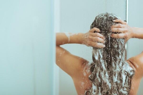 Rambut Tipis? 5 Bahan ini Harus Kamu Tambahkan Saat Keramas