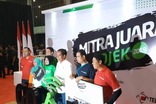 Pernah Antar Sate untuk Jokowi, Driver Gojek Ini Diberi Sepeda