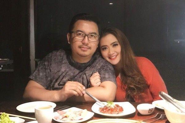 10 Tahun Menikah, 10 Potret Vega Darwanti & Suami yang Bebas Gosip