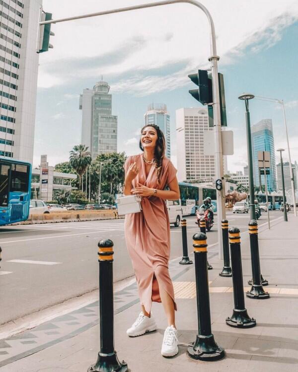 10 Inspirasi Gaya Sporty Rasa Feminin ala Acha Sinaga, Luwes Banget!