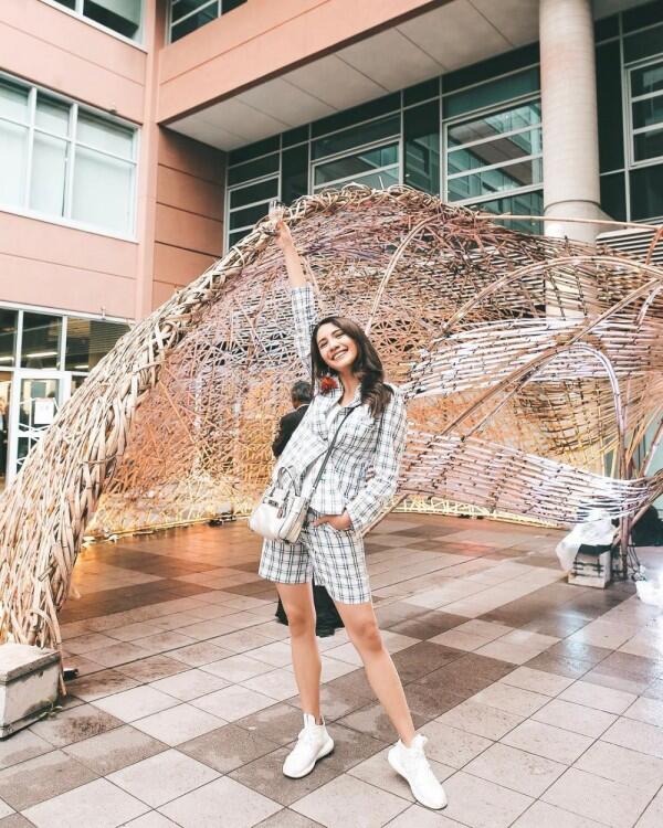 10 Inspirasi Gaya Sporty Rasa Feminin ala Acha Sinaga, Luwes Banget!