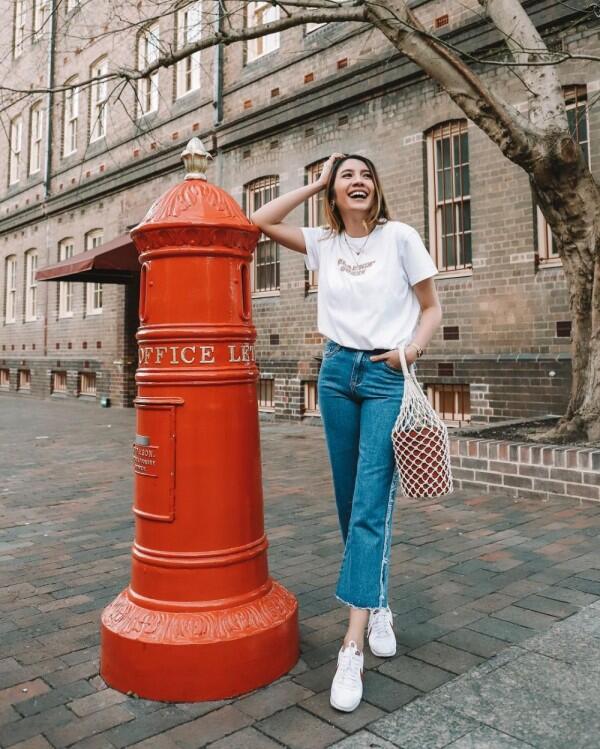 10 Inspirasi Gaya Sporty Rasa Feminin ala Acha Sinaga, Luwes Banget!