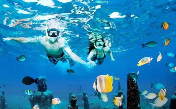 10 Wisata Patung Bawah Laut Terbaik, Ada Favoritnya Chelsea Islan Lho!