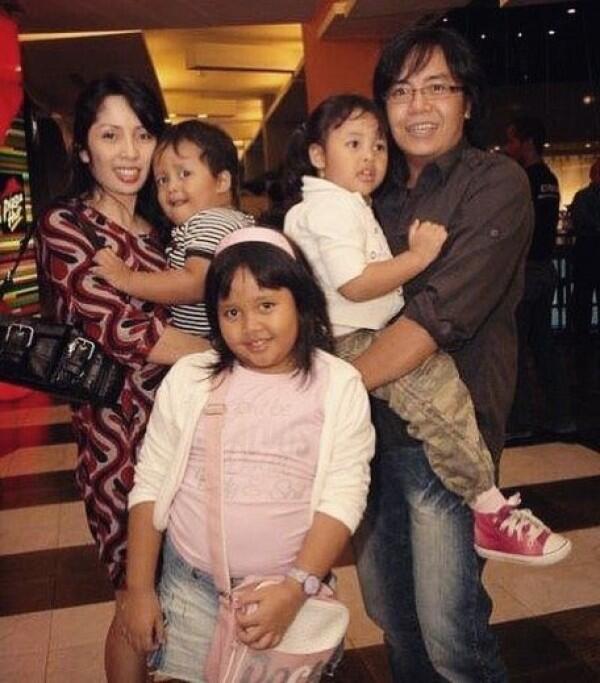 10 Potret Harmonis Ari Lasso Bareng Keluarga, Family Man Banget!