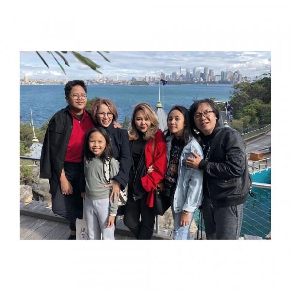 10 Potret Harmonis Ari Lasso Bareng Keluarga, Family Man Banget!