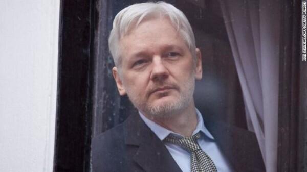 Alasan Ekuador yan Akhirnya Menyerahkan Julian Assange untuk Ditangkap