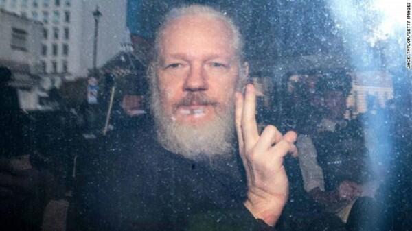 Alasan Ekuador yan Akhirnya Menyerahkan Julian Assange untuk Ditangkap