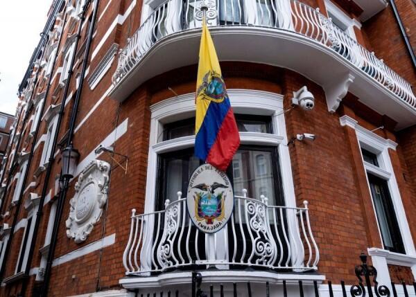 Alasan Ekuador yan Akhirnya Menyerahkan Julian Assange untuk Ditangkap
