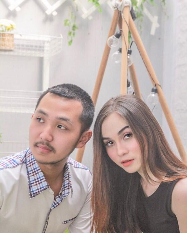 10 Potret Mesra Elina Joerg & Kekasihnya yang Tajir Melintir