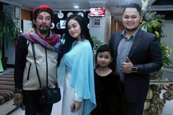 10 Potret Terbaru Keluarga Limbad yang Jarang Disorot Media