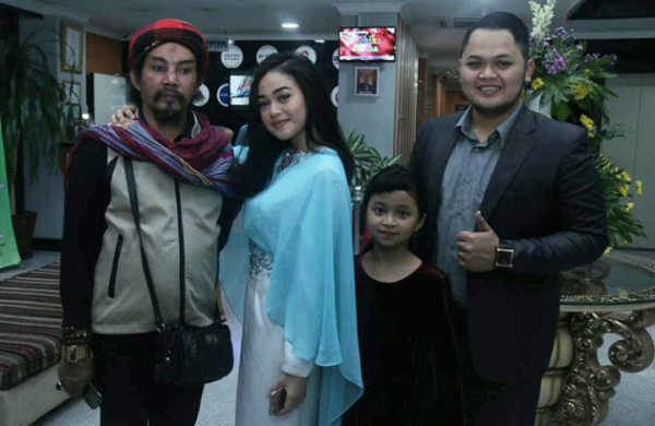 10 Potret Terbaru Keluarga Limbad yang Jarang Disorot Media