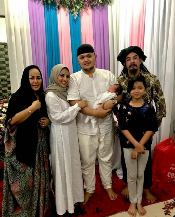 10 Potret Terbaru Keluarga Limbad yang Jarang Disorot Media