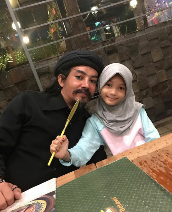 10 Potret Terbaru Keluarga Limbad yang Jarang Disorot Media