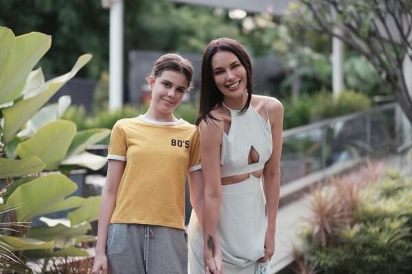10 Potret Kedekatan Sophia Latjuba dan Dua Anaknya yang Bak Kakak Adik