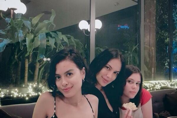 10 Potret Kedekatan Sophia Latjuba dan Dua Anaknya yang Bak Kakak Adik
