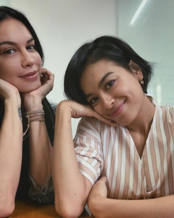10 Potret Kedekatan Sophia Latjuba dan Dua Anaknya yang Bak Kakak Adik