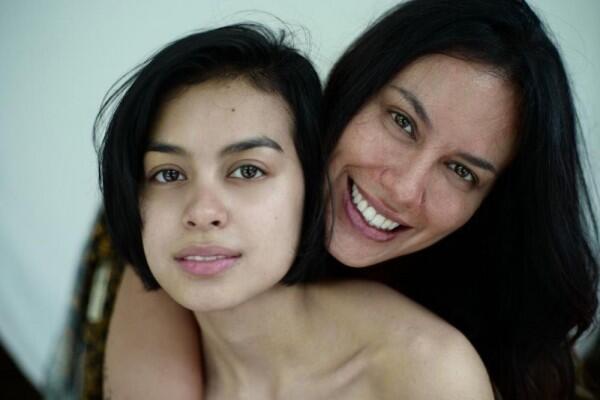 10 Potret Kedekatan Sophia Latjuba dan Dua Anaknya yang Bak Kakak Adik
