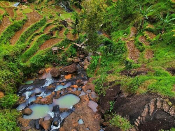 9 Potret Indahnya Air Terjun Kedung Kandang, Asri di Persawahan Yogya