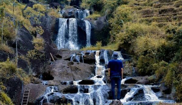 9 Potret Indahnya Air Terjun Kedung Kandang, Asri di Persawahan Yogya