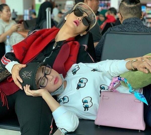 10 Potret Inul Daratista Ketiduran di Bandara, No Jaim-jaim Club Deh!